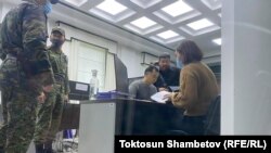 Равшан Жээнбеков Борбордук шайлоо комиссиясынын имаратында.