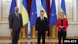 Украинанын президенти Владимир Зеленский (ортодо), Европа Кеңешинин президенти  Шарль Мишель  жана Европа комиссиясынын президенти Урсула фон дер Ляйен.