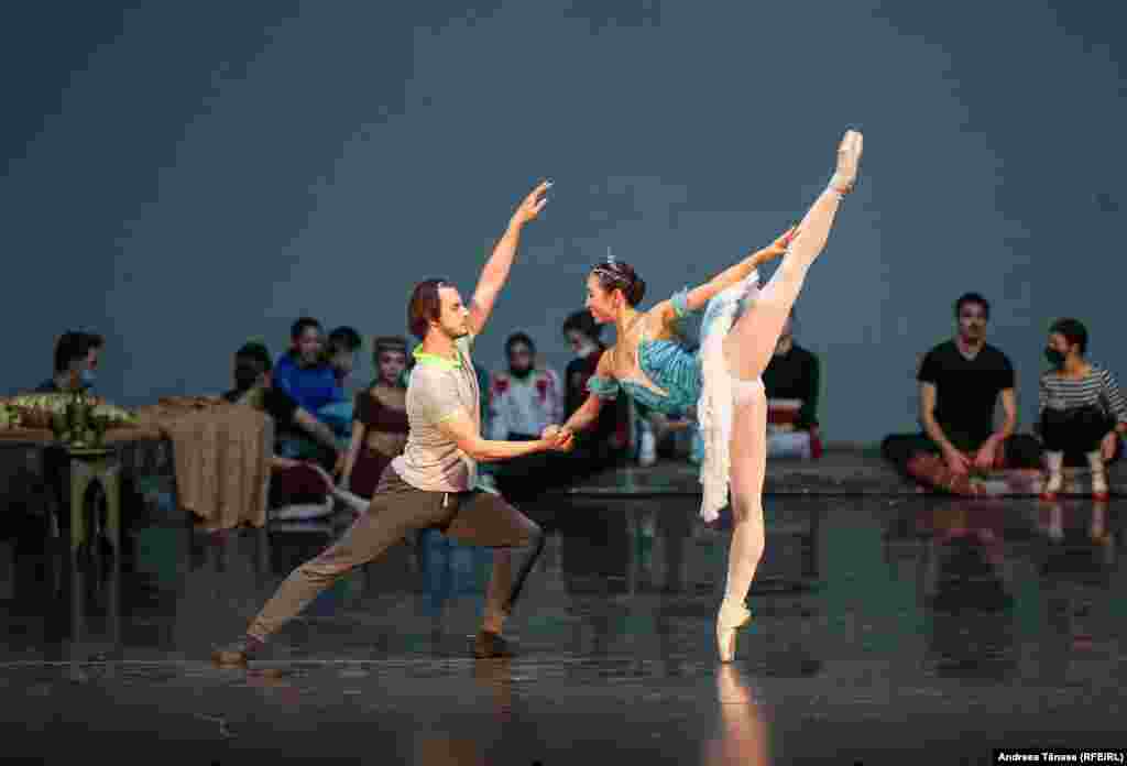 În spirit romantic, baletul este o poveste de dragoste dintre un pirat și o sclavă, iar acțiunea are loc la Adrianopole, la începutul secolului al XIX-lea.&nbsp; În fotografie, Rin Okuno și prim-balerinul Robert Enache, în timpul repetițiilor pentru spectacolul &bdquo;Corsarul&rdquo;.