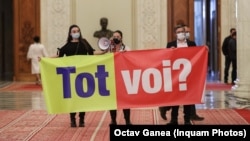 Subvenția majorată este folosită de PSD și PNL pentru a-și promova rapid mesajele în presă și în online. Imagine de la protestul din Parlament al unor reprezentanți ai societății civile după formarea Coaliției PNL - PSD. 