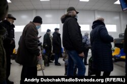 Черга до інтерскопу, який сканує особисті речі