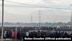 Ак-Ордо жашоочуларынын президент Жапаров менен жолугушуусу. Архивдик сүрөт