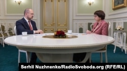 Прем'єр-міністр України Денис Шмигаль та ведуча програми «Суботнє Інтерв'ю» Інна Кузнецова