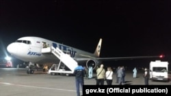 БУУнун кызматкерлери келген учак. 18-август.