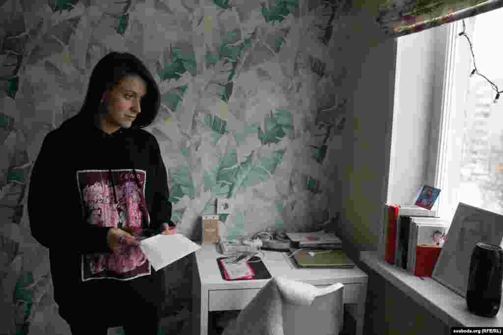 Jutro u Baranavičiju, gradu na zapadu Bjelorusije. Darja Losik gleda portret Ihara koji je naslikao njegov nekadašnji cimer.