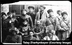 Мадаминбек Ахмабеков (ортодо) өзүнүн генштабы менен Кеңеш бийлигине өткөн учуру. 1920-жылдын март айы