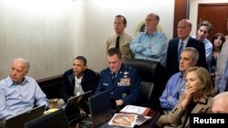 აშშ-ის პრეზიდენტი ბარაკ ობამა (მარცხნიდან მეორე) და ვიცე-პრეზიდენტი ჯო ბაიდენი თეთრ სახლში ეროვნული უშიშროების წარმომადგენლებთან ერთად თვალს ადევნებენ ოსამა ბინ ლადენის წინააღმდეგ ოპერაციას