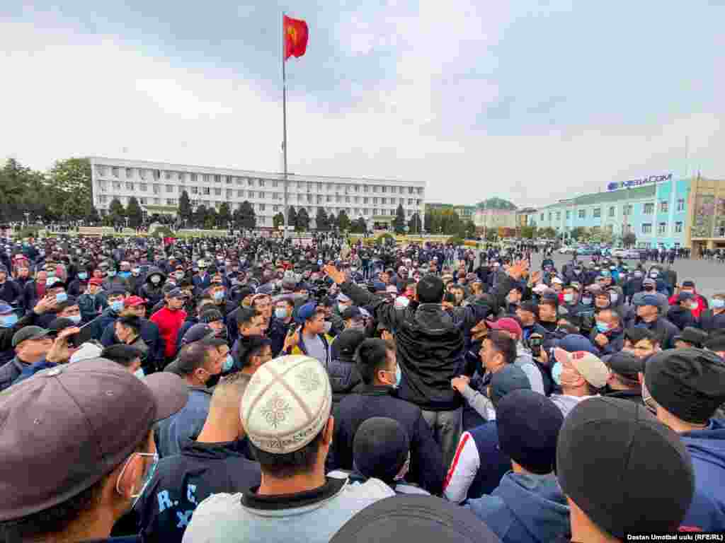 Чогулгандар президент Сооронбай Жээнбековду бийликтен кетирүүгө каршы пикирлерин айтууда.&nbsp;09:26, 6-октябрь, 2020-жыл.