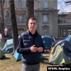 Karađorđe Mijailović u kampu ispred Predsedništva Srbije, popularno nazvanom "Ćacilend", u kome se okupljaju pristralice vlasti.