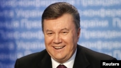 2004 року в Івано-Франківську під час президентської виборчої кампанії 17-річний студент-економіст Дмитро Романюк поцілив яйцем у тодішнього прем'єр-міністра України, кандидата в президенти Віктора Януковича, після чого той впав і був відвезений до лікарні