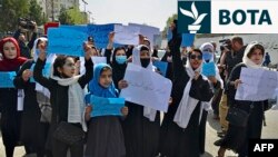 Gratë dhe vajzat afgane marrin pjesë në një protestë, duke bërë thirrje për rihapjen e shkollave të mesme për vajzat.
