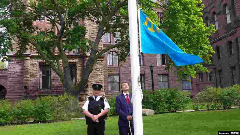 Травень 2016. Кримськотатарський прапор піднімають біля парламенту провінції Онтаріо в Канаді. Присутня тоді кримськотатарська делегація з України провела там мітинг на пам'ять про жертв депортації 1944 року