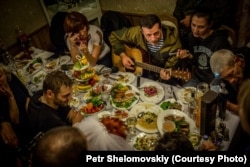 Один з лідерів бойовиків, російський підполковник Ігор Безлер («Бєс») (грає на гітарі). Горлівка, жовтень 2014 року