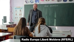 În imagine profesorul Andrei Luca care predă de 14 ani istoria în satul Bîrnova, din raionul Ocnița.
