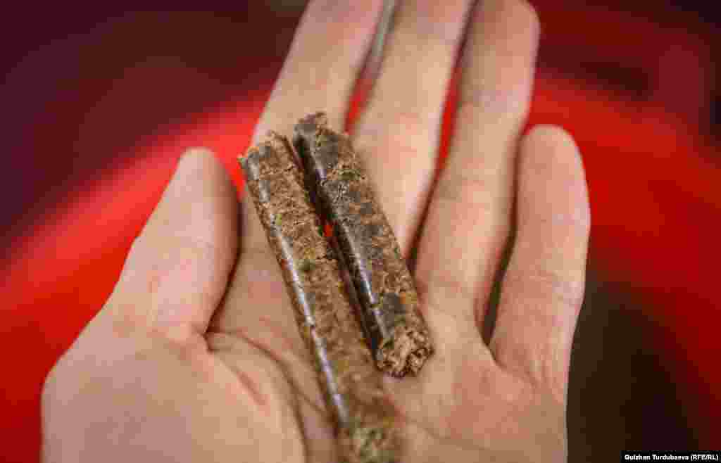 Май алынгандан кийин жаңгактын маңызы ушундай формага келет.&nbsp;Эркинбек маңыздын калдыктарын да чет өлкөгө экспортойт. Айтымы жаңгак калдыгы косметикалык каражаттарды жасоо үчүн колдонулат. Келечекте Эркинбек бул калдыктардан таттууларды жасоону пландап жатат.&nbsp;