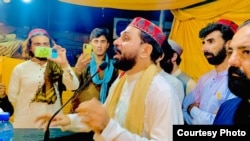 د پښتون ژغورنې غورځنګ د کراچۍ مشر نورالله ترین په کراچۍ کې يوې غونډې ته وينا کوي. (انځور: ارشیف)