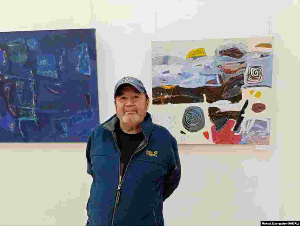 Көргөзмөгө келген белгиүү сүрөтчү Кадыр Беков өнөрлөш инисинин чыгармачылыгы тууралуу буларды айтты: &ldquo;Ал өз муунундагы сүрөтчүлөрдөн, деги эле жергиликтүү сүрөтчүлөрдөн живопись жанрында мыкты иштегени менен айырмаланып турат. Тематикасы боюнча улуттук баалуулуктарга басым жасайт, ошондой эле жалпы эле азиялык элдердин күнүмдүк турмуш-тиричилигине мүнөздүү темаларга кайрылат. &nbsp;Ал жанрдык жактан да өзүн чектебейт. Мисалы бул жерден натюрморт, композицияларын да көрүүгө болот. Аны сүрөтчү катары да адам катары да өтө урматтайм. Кыргызстанда мындай кыл калем ээлери сейрек&rdquo;.