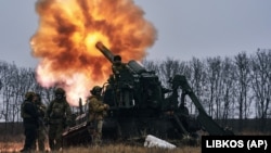 Українські військові ведуть вогонь із САУ «Піон» по російських позиціях біля Бахмуту. Донецька область, 16 грудня 2022 року