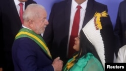În cadrul ceremoniei de învestire a președintelui Braziliei, Lula da Silva a fost acompaniat pe scenă de o persoană indigenă, o femeie de culoare, un bărbat cu dizabilități, un copil și un muncitor dintr-o fabrică. 