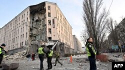 بخشی از یک هتل واقع در کی‌یف پایتخت اوکراین که در اثر اصابت حملات راکتی روسیه تخریب شده است