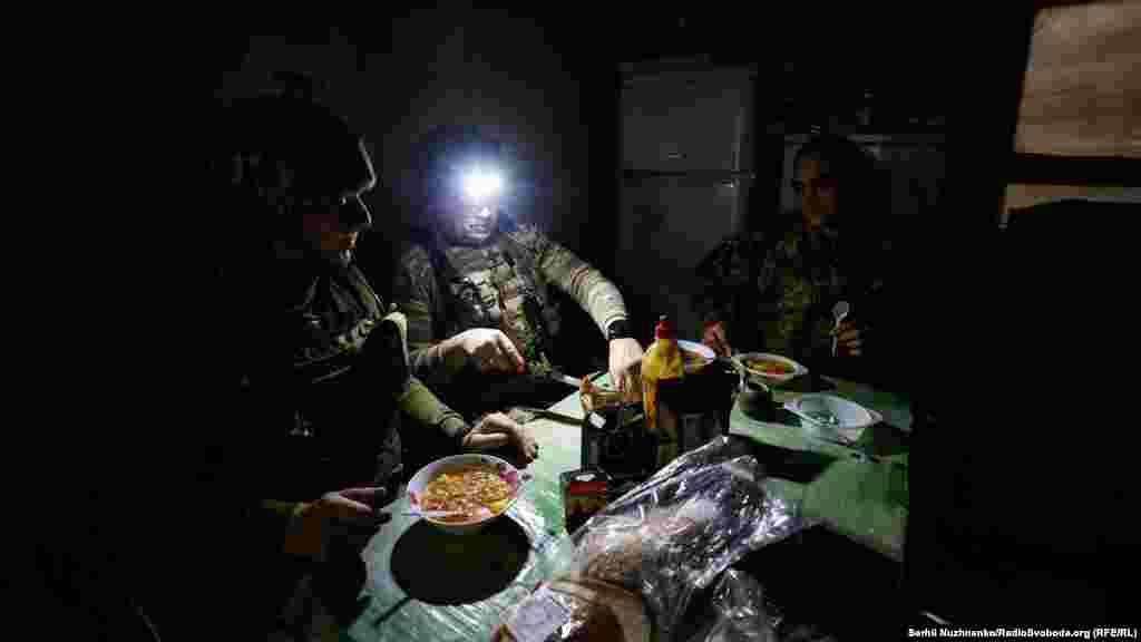 Знайти вільну хвильку на перерву чи обід для медиків є нелегким завданням. Проте, попри обстріли та великий потік поранених, лікарі, одягнуті у бронежилети та каски, встигають почастуватися смачним українським борщем.&nbsp; &nbsp;