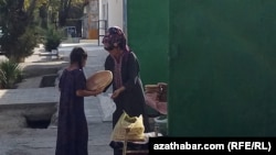 Bazarlarda goşmaça gazanjyň gözlegine çykan çagalaryň arasynda hojalyklarda bişirilen azyk önümlerini satyp, maşgala eklenjine kömek etmäge çalyşýanlar hem bar. (Illvustrasiva suraty)
