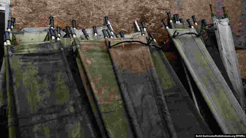 Ноші біля стіни стабпункту свідчать про накал боїв&hellip;