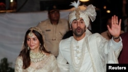 Болливуд жылдыздары Алия Бхатт менен Ранбир Капурдун үйлөнүү үлпөтү. Мумбай, 14-апрель 2022-жыл. 