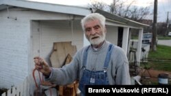 "Nekada smo išli na Sajam knjiga i vraćali se sa po nekoliko novih naslova, ali smo tu tradiciju odavno prekinuli", kaže Živan Markonj, objašnjavajući čega je sve morao da se odrekne zbog skromne penzije i inflacije.