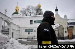 Ofițer SBU la intrarea în Lavra Pecersk din Kiev, la 22 noiembrie.