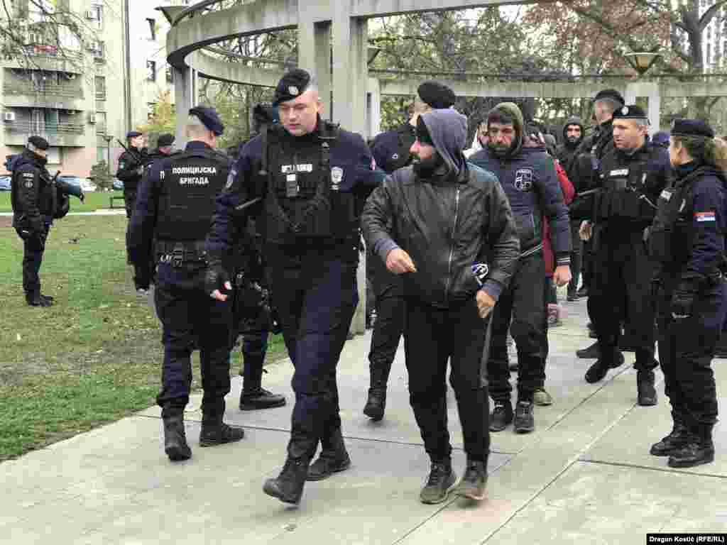 Policija je u ranijim "akcijama" ljude vraćala u prihvatne centre, a tadašnji ministar policije Aleksandar Vulin više puta je poručivao da Srbija "neće biti parking za migrante". &nbsp;