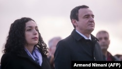 Presidentja e Kosovës, Vjosa Osmani, dhe kryeministri në detyrë, Albin Kurti, marrin pjesë së bashku në një ngjarje. (Fotografi nga arkivi)