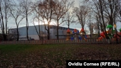 În 2010, terenul pe care se află complexul de patinaj, din incinta parcului municipal din Târgu-Mureș, a fost transferat eronat în administrarea Primăriei.