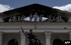 Скульптури на фронтоні після бомбардування