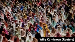 اندونیزیا بزرگترین جمعیت مسلمانان جهان را دارد که محصلین دختر و پسر در آن به صورت مشترک در پوهنتون ها درس می خوانند