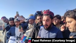 منظور پښتین په باجوړ کې وینا کوي. 