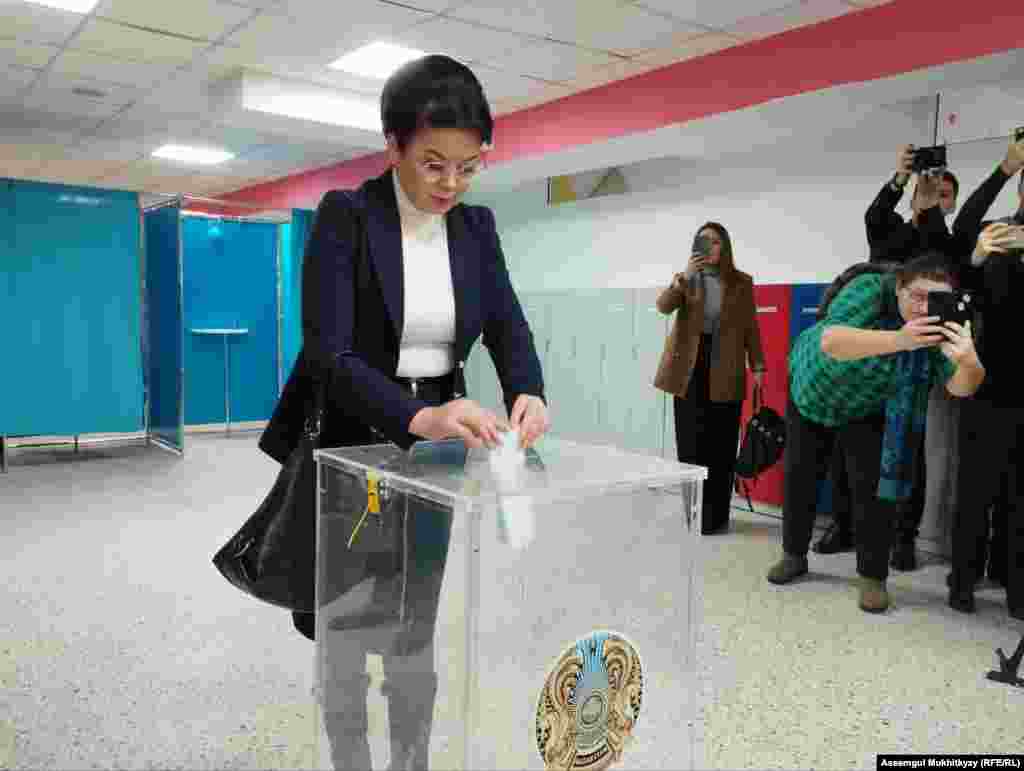 "Қазақ аналары &mdash; дәстүрге жол" қоғамдық ұйымының кандидаты Салтанат Тұрсынбекова дауыс беріп жатыр. Қазақстанда кандидатты қандай да бір партия я қоғамдық ұйым ұсынуы тиіс. Эксперттер елде президенттікке кандидат болу шарты қиын екенін айтады.&nbsp;