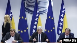 Milorad Dodik, Dragan Čović i Nermin Nikšić potpisuju dokument o koaliciji nakon izbora u BiH 2022. godine. 