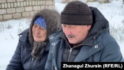 Бүркіт пен Күлсім Жұбаназаровтар 2022 жылы Қаңтар оқиғасы кезінде Ақтөбеде оққа ұшқан ұлы Русланбектің бейітіне келіп тұр. Мөңке би ауылы, Шалқар ауданы, Ақтөбе облысы, 3 қаңтар, 2023 жыл.