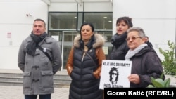 Davor Dragičević (lijevo) i članovi grupe "Pravda za Davida" ispred zgrade banjalučkog Osnovnog suda, 29. novembar 2022.