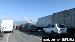 Автомобили в перекрытом Лачинском коридоре, 17 декабря 2022 г.