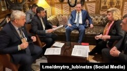 Уповноважений Верховної Ради України з прав людини Дмитро Лубінець (другий зліва) під час переговорів із російським омбудсменом Тетяною Москальковою. Анкара, Туреччина, 12 січня 2023 року 