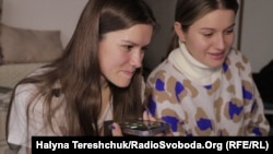 Сестри розмовляють із братом, який проходить медичне обстеження