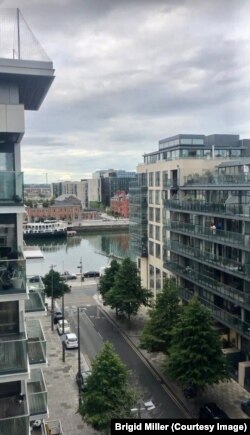 Viața celor din aceste blocuri diferă drastic de viața vecinilor din casele vechi sau locuințe sociale.