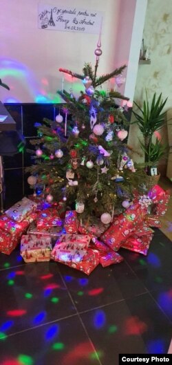 Bradul de Crăciun al Roxandrei și al lui Andrei. Cei doi le trimit poze rudelor din țară de sărbători pentru a putea simți Crăciunul împreună