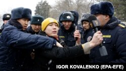 Милиция пыталась задержать журналиста «Азаттыка» Бакыта Торогелди уулу вместе с участниками митинга. 10 января 2023 года. 