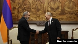 Премьер-министр Армении Никол Пашинян (слева) и президент России Владимир Путин