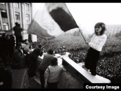 Gabriela a stat în balconul CC până la lăsarea întunericului.