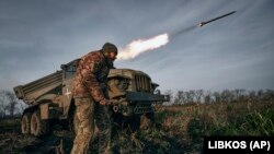 Український військовий на позиціях поблизу Бахмуту. Фото: 24 литсопада 2022 року