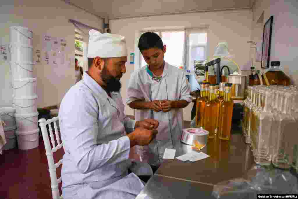 Эркинбек жаңгактан май алып, сата баштаганына беш жыл болду:&nbsp; "Атам май жубазды (май чыгарган тегирмен) Совет доорунан бери иштетип келген. 2018-жылы демөөрчүлөрдүн колдоосу менен жаңы, сапаттуу май чыгара турган жубаз алып, атамдын ишин улантып жатам&rdquo;, - деди Эркинбек Кадыров. &nbsp;